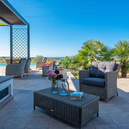 Beautiful Villa With Sea View *